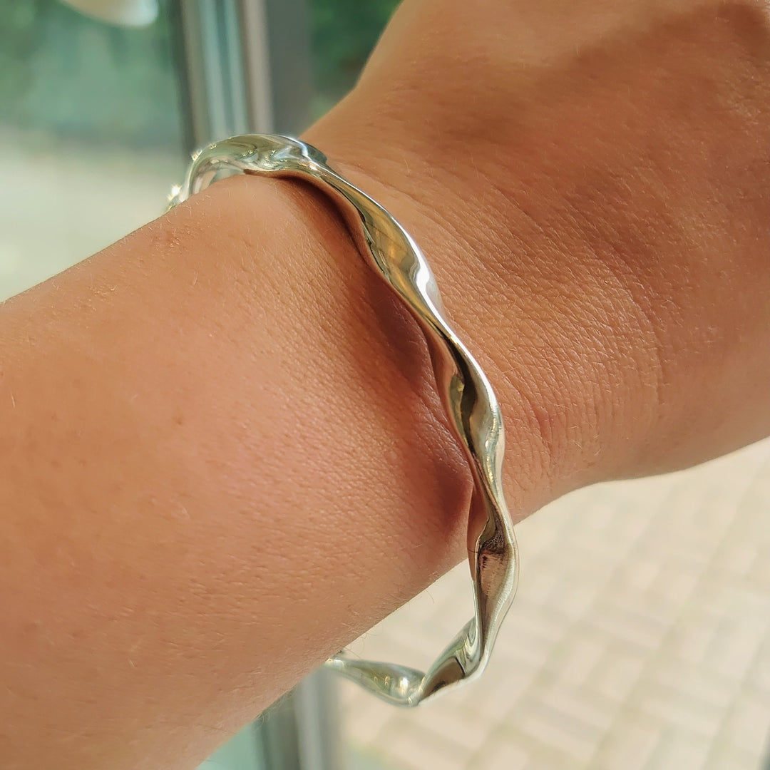 Charlotte Twisted Silver Bangle – ML Joyas