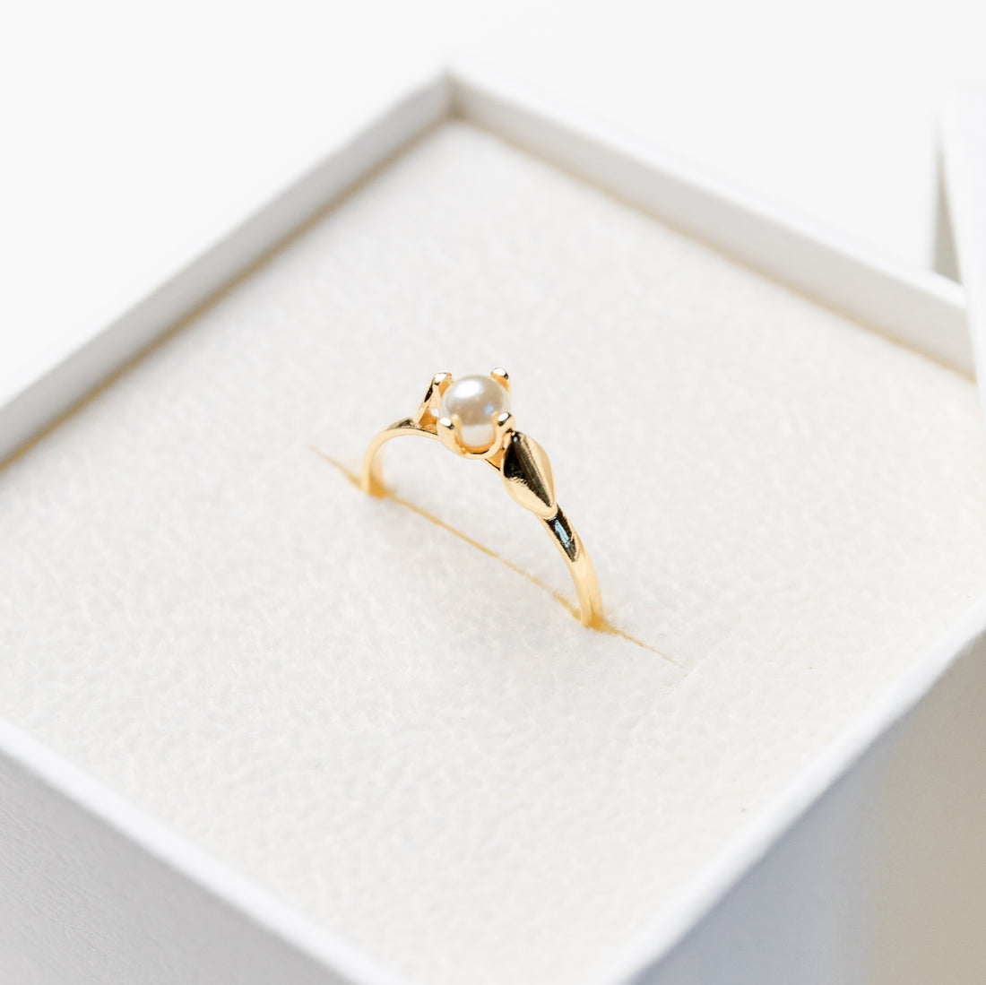 Melodi Single Pearl Band Dainty Ring