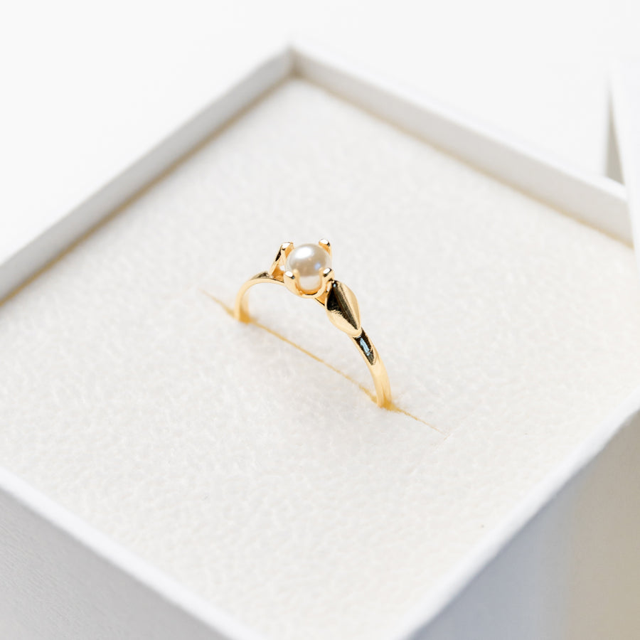 Melodi Single Pearl Band Dainty Ring